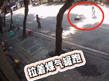液化氣罐：大姨，請你尊重我，咱不帶這樣式兒的
